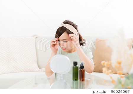 前髪とおでこにコンプレックスがあって悩む日本人女性 前髪とおでこにコンプレックスがあって悩む日本人女性 96024067