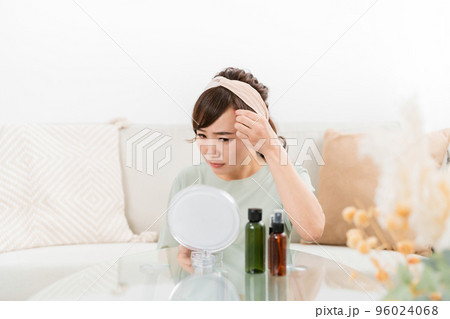 前髪とおでこにコンプレックスがあって悩む日本人女性 前髪とおでこにコンプレックスがあって悩む日本人女性 96024068