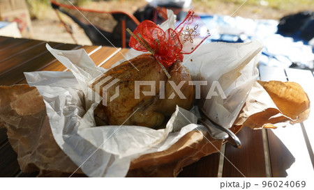 バーベキューでローストチキン 96024069