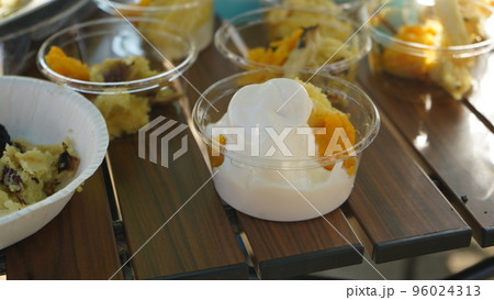 焼き芋にアイスクリーム 96024313