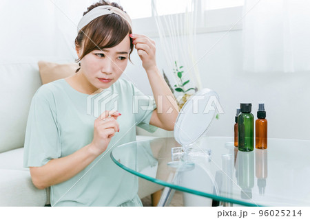前髪とおでこにコンプレックスがあって悩む日本人女性 96025214