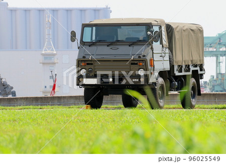 芝生広場に駐車中の、陸上自衛隊73式中型トラック 96025549