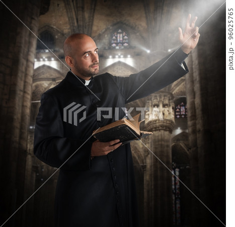 Pray in the church 96025765