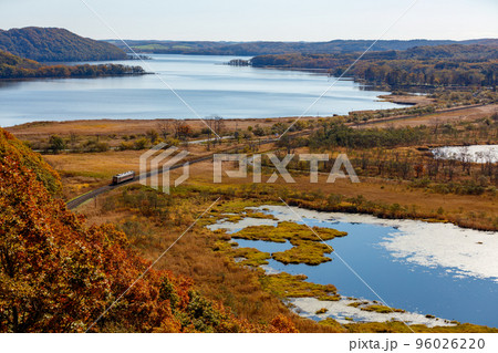 秋の釧路湿原サルルン展望台と釧網本線 96026220