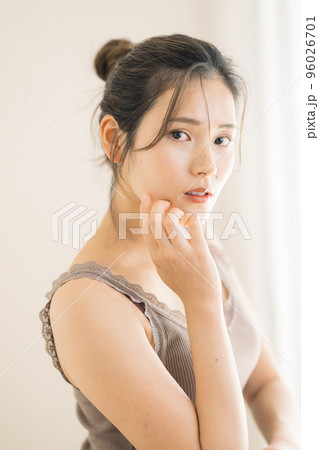 スキンケアイメージ・若い女性 スキンケアイメージ・若い女性 96026701