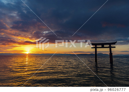 朝日と白髭神社の鳥居 96026777