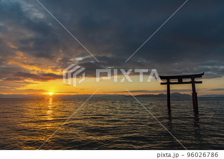 朝日と白髭神社の鳥居 96026786