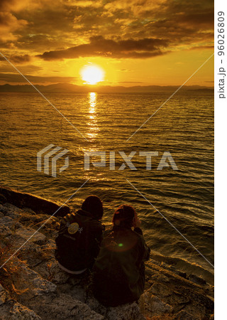 琵琶湖で日の出を見る二人 96026809