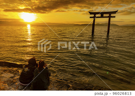 朝日と琵琶湖に建つ白髭神社鳥居と恋人 朝日と琵琶湖に建つ白髭神社鳥居と恋人 96026813