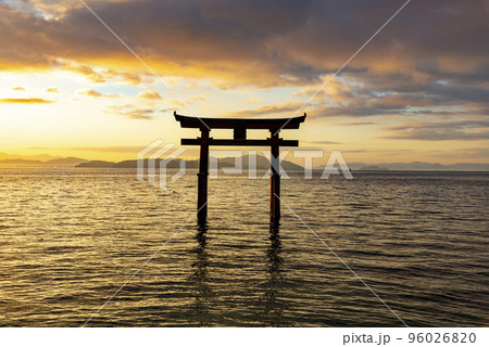 朝焼けの白髭神社の鳥居 96026820