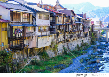 川岸の崖屋造りの民家群 96026862