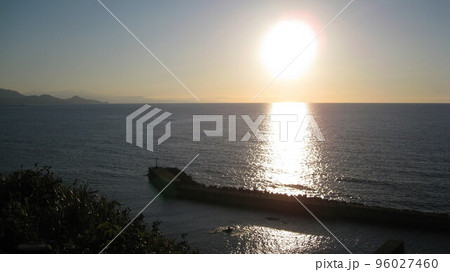 海に沈む夕日 96027460