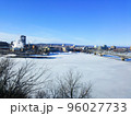 氷で覆われた川 96027733