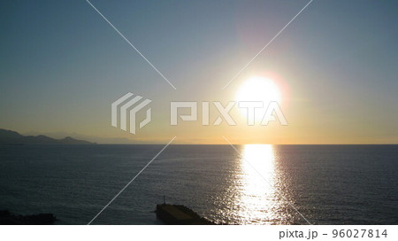 海に沈む夕日 96027814