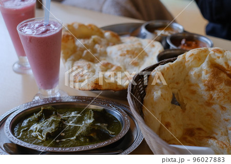 大きなナンとインドカレーとラッシー ほうれん草のカレー サグカレー 96027883