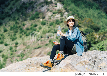 山上で水を飲む女性 山上で水を飲む女性 96027891