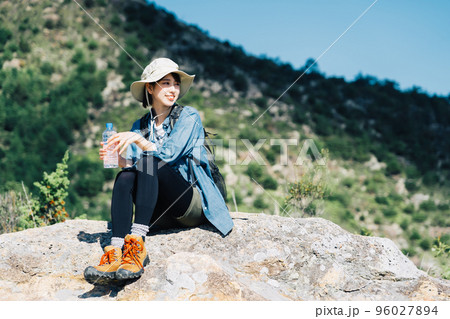 登山で休憩をする女性 96027894