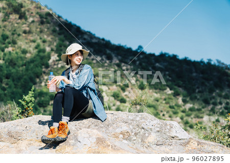 山上で水を飲む女性 山上で水を飲む女性 96027895