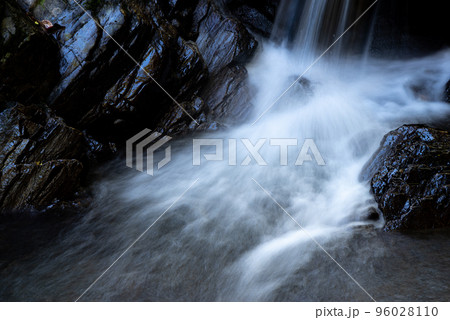 美しい渓谷 96028110