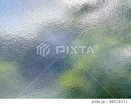 凹凸ガラスを通して見える植物 96028151