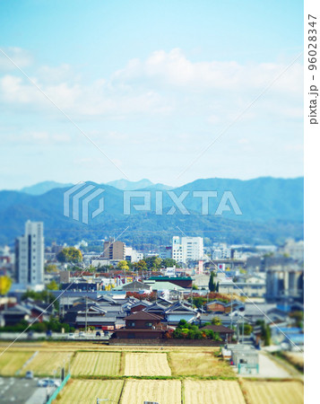 山に囲まれたのどかな市街地 山に囲まれたのどかな市街地 96028347