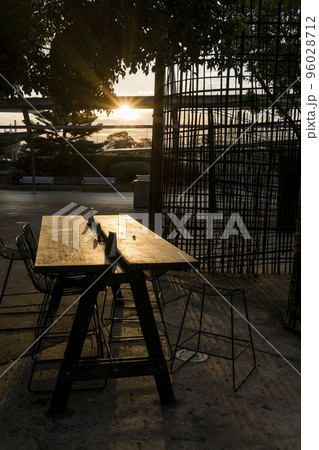 夕陽で赤く光るテーブル・シドニー空港 96028712