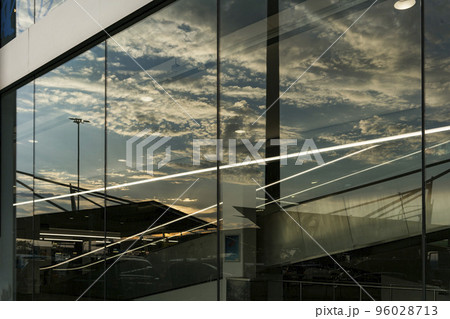 夕焼けに染まる雲を映す窓・シドニー空港 96028713
