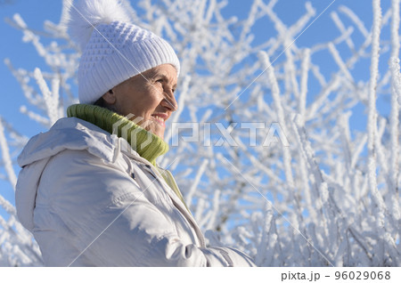 Old woman in a fur coat in the winter  96029068