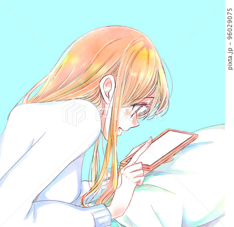 うつ伏せで嬉しそうにスマホを触る女性 冬 枕 うつ伏せで嬉しそうにスマホを触る女性 冬 枕 96029075