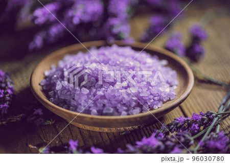 Heap of violet bath salt 96030780