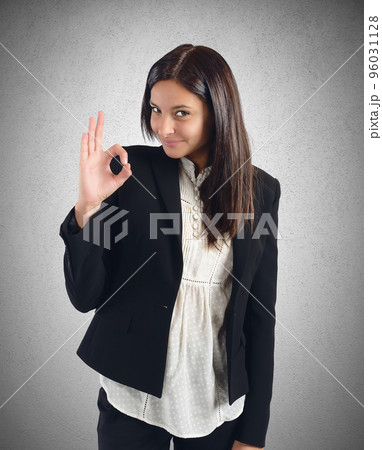 Businesswoman agreement 96031128