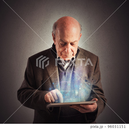 Senior uses tablet 96031151