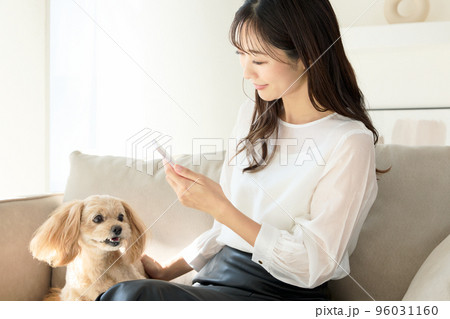 犬のいる暮らし 96031160