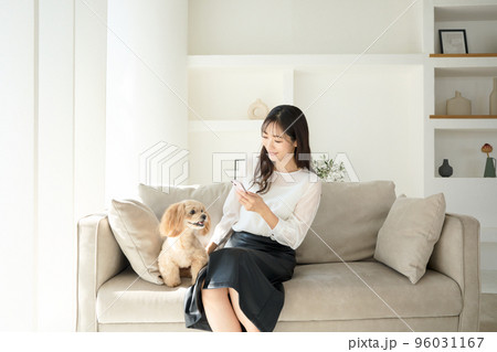 犬のいる暮らし 96031167