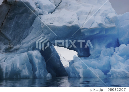 北極圏の氷山 96032207