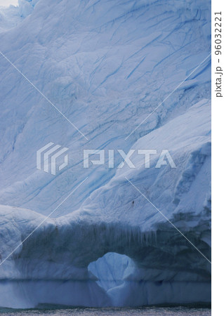 北極圏の氷山 96032221