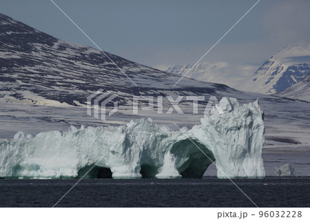 北極圏の氷山 96032228
