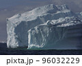 北極圏の氷山 96032229