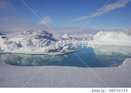 北極圏で溶けはじめた氷 北極圏で溶けはじめた氷 96032234