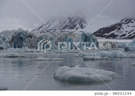 北極圏の氷河 96032244