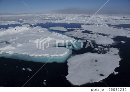 北極圏の流氷 96032252