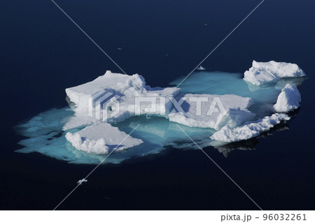 北極圏の流氷 北極圏の流氷 96032261