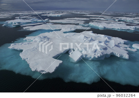北極圏の流氷 96032264