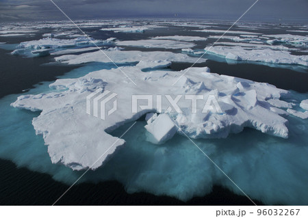 北極圏の流氷 96032267