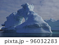 北極圏の氷山 96032283