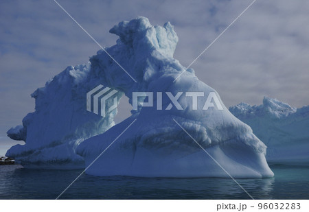 北極圏の氷山 96032283