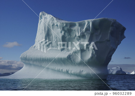 北極圏の氷山 96032289