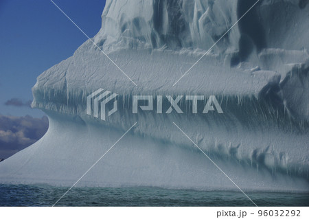 北極圏の氷山 北極圏の氷山 96032292