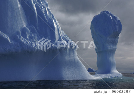 北極圏の氷山 96032297