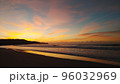 夏の海の美しい夜明け 96032969